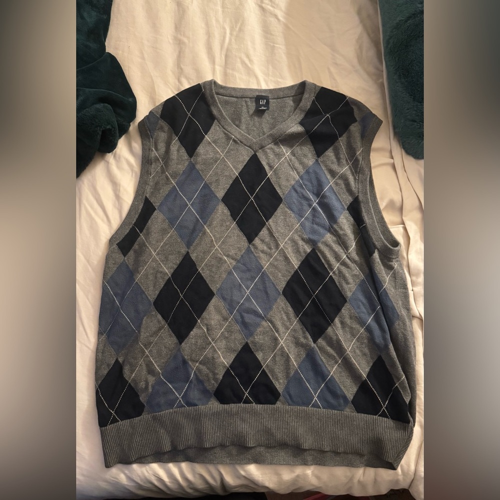 GAP Men's V-Neck Argyle Sweater Vest - Gray and Blue - Picture 2 of 6